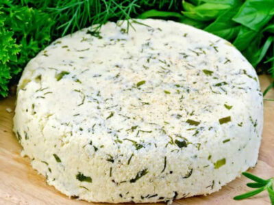 Брынза с прованским травами из коровьего молока